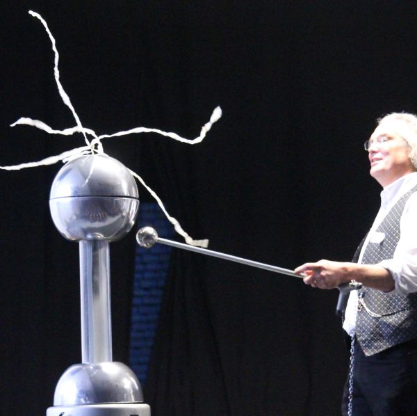 Ian B Dunne and the Van de Graaff at a science Show